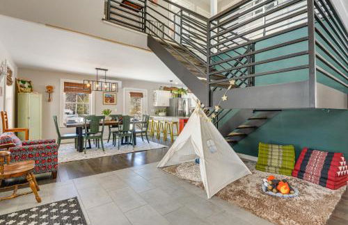 Bradford Group Getaway! Cabin with Deck and Fire Pit - Foto 8