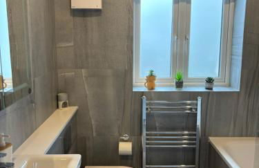 Brand New Big House with garden and free parking - Foto 25