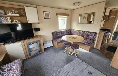 Ty Mawr Chalet Sleeps 6 with Fireplace - Photo 5