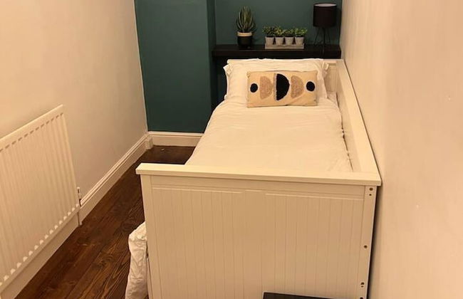 Inviting 3-bed Apartment in Newcastle Upon Tyne - Photo 13