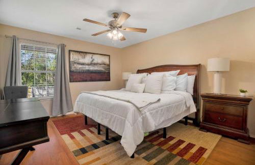 Relaxing Backyard with Fire Pit and Near Parks - Foto 5