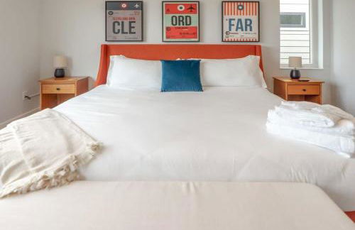 Beautiful Modern 3BR in the Grove ABODEbucks - Photo 27