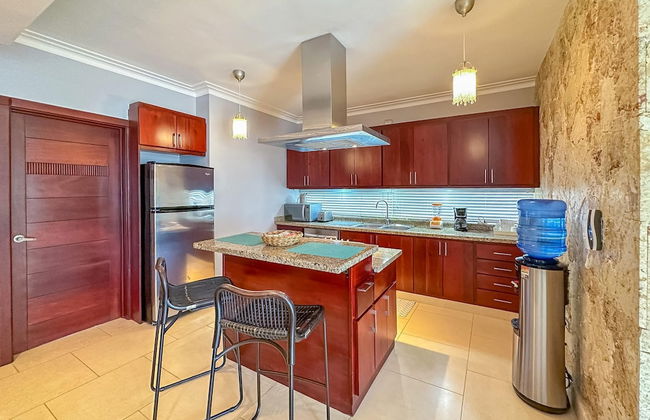 Incredible 3 BR Penthouse w BBQ Jacuzzi - Photo 26