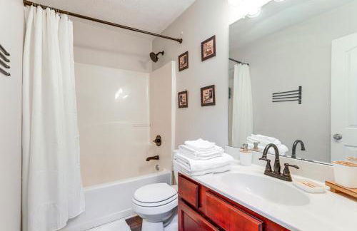 18 Mi to Atlanta Family Retreat with Patio - Foto 13