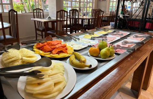 Fabuloso flat 241, Amarílis, Riviera de São Lourenço 3 Piscinas climatizadas carregador veiculo eletrico 2 quartos sendo uma suíte internet 500mb Adega, cozinha equipada completa, serviço de praia fim de semana limpeza trocas de toalhas, - Foto 2