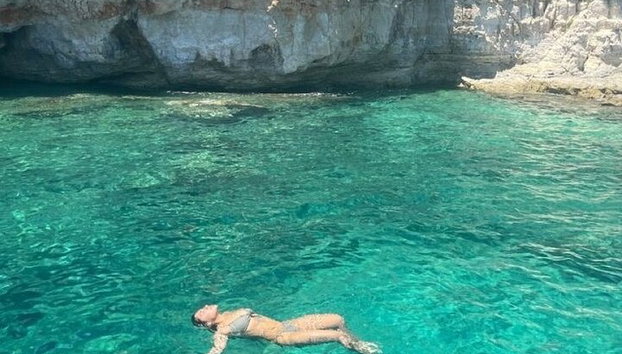 Crucero de natación exclusivo en Rodas: barra libre de cócteles y bufé gourmet - Foto 4, Disfruta de aguas cristalinas en la Bahía de Anthony Quinn