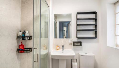 3-Bed Home Chichester with Parking, Ensuite & Garden - Foto 3