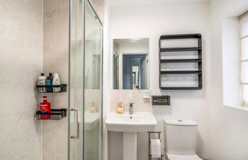 3-Bed Home Chichester with Parking, Ensuite & Garden - Foto 3