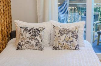 Jennifer's Stylish Apt Private Deck Backyard Oasis - Foto 29