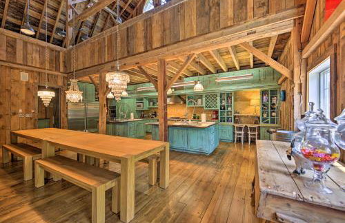 Luxe Barndominium with Home Gym, Theater, and More! - Foto 7