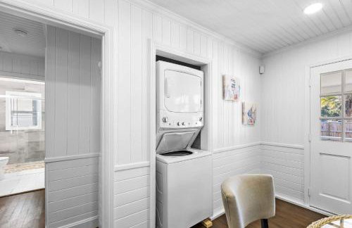 Chic Modern House Close to Beaches & Downtown - Photo 17