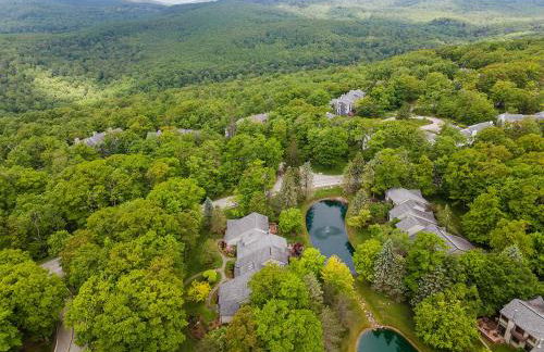 Charming Getaway l recently renovated l Hidden Valley l 4BR+3Bath l Hot Tub - Foto 8