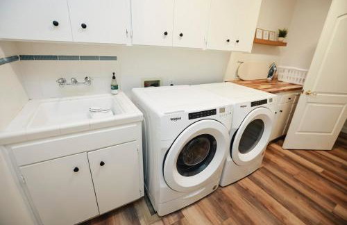 Riverfront Beauty with Pickle Ball Court - Foto 49