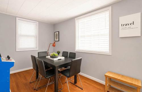 Charming Townhouse Retreat by CozySuites - Foto 26