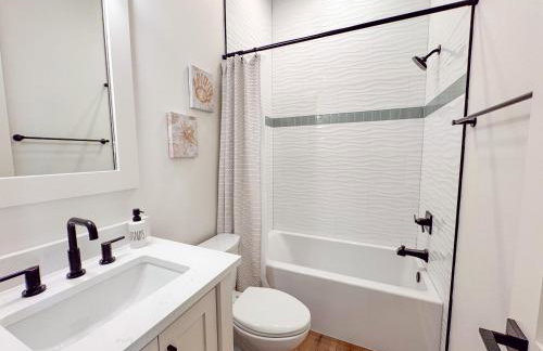 4BR Beach Haven - Deck, Gourmet Kitchen, Tiki Bar Fun - Foto 32