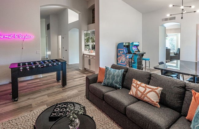 New Listing! Stylish 4 Bdrm W/pool and Game Room - Foto 23