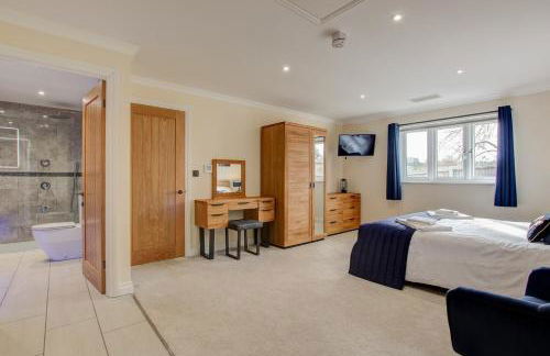 Hunters Cottage - Luxury, high end, hot hub, AC, slipper bath, couples retreat - Photo 7