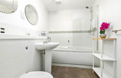 JOIVY Modern 2 bed flat near Murrayfield Stadium - Foto 47