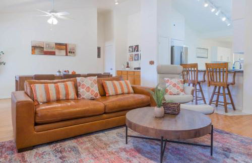 Modern House with Office Cornhole Near Freeways - Foto 6