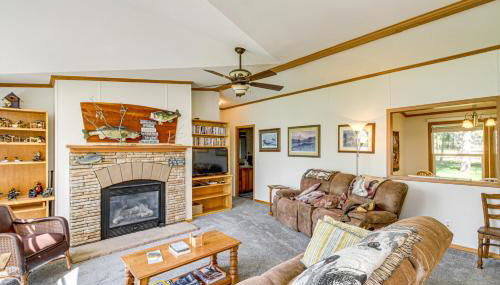 Waterfront Family Home with Yard on Portage Lake - Foto 5