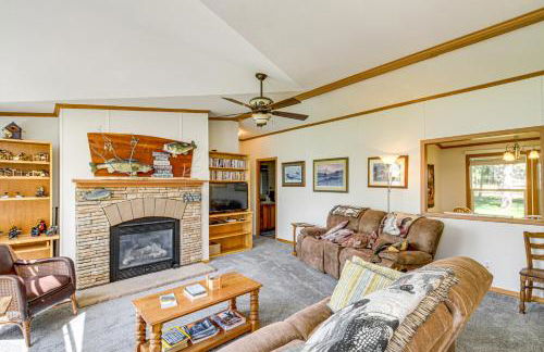 Waterfront Family Home with Yard on Portage Lake - Foto 5