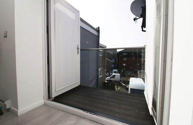 Skyline Immaculate 2-bed Apartment in Swansea - Photo 28