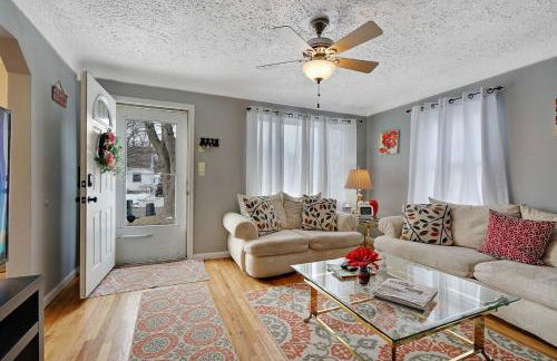 Super Cute & Cool Home with 65Inch TV 2Baths 4 Bedrooms 2King Beds BBQ Grill Fenced Backyard - Foto 57