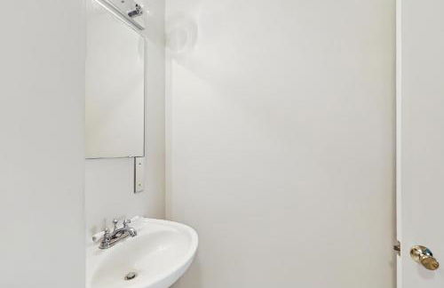 Steps to Crystal Lake! Group Getaway with Hot Tub - Foto 24