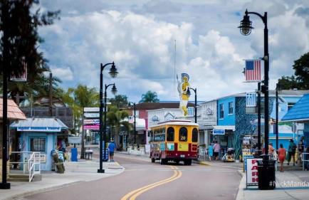 Luxury heated-pool home blocks from the beach - Foto 45