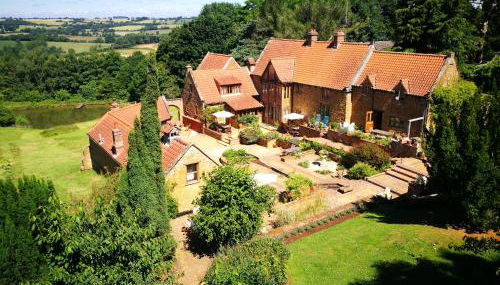 Heath Farm Holiday Cottages - Foto 3, Garden, Garden view