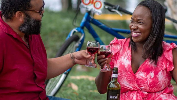 Una pareja disfrutando del picnic