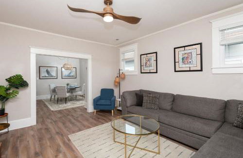 Downtown 3BR Gem - Hot Tub - Covered Parking - Fenced Yard - Foto 9