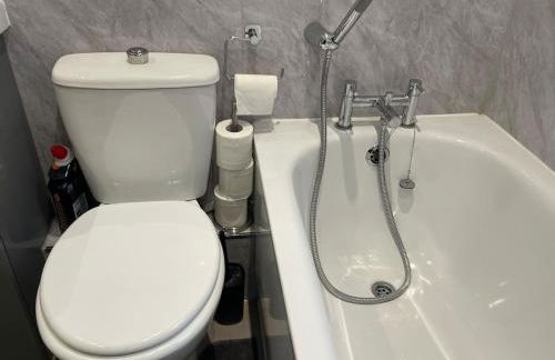 Spacious Flat! Sleeps 7, Pet Friendly and Parking - Photo 23