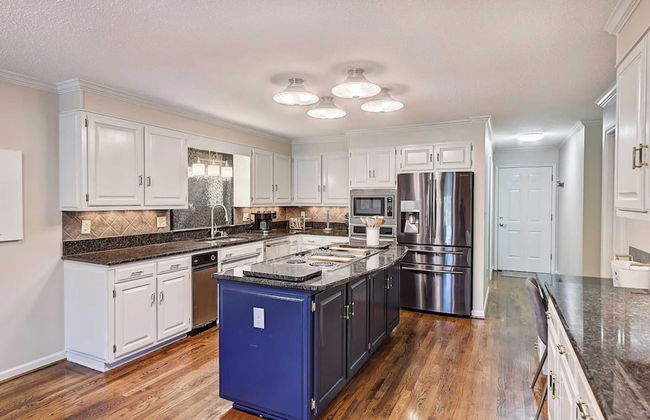 Lakefront Home Private Dock, Tiki Bar, Firepit Shore to Please by Avantstay - Foto 32