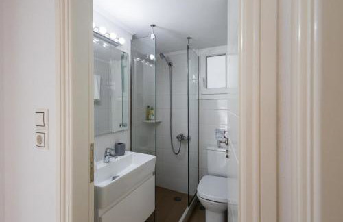 Lydia's East Apartment - Photo 18
