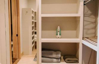 Stylish Main St Loft with Balconies and Garage - Foto 26