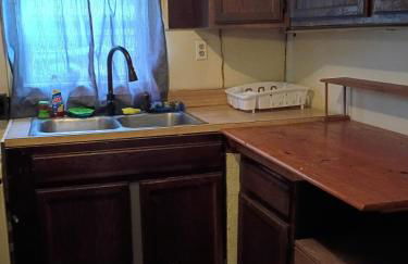 Rustic Cozy Cabin Getaway Close to Town - Foto 12