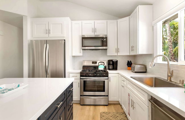 Experience Modern Luxury at Desert Hideaway - Foto 13