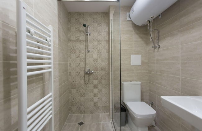 Modern 1bdr Apartment Near Center - Free Parking - Foto 1