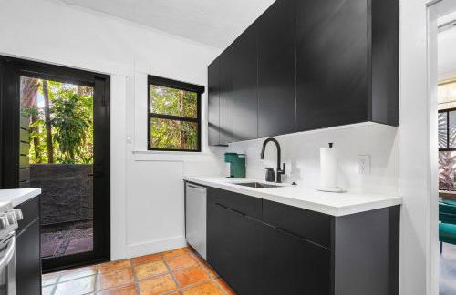 Hacienda Flamingo Unit 1 - Spacious Designer Flat with Sunroom & Style - Foto 9