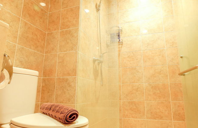 Cozy Pool View Kemang Village Residence Apartment with Direct Access to Mall - Foto 33