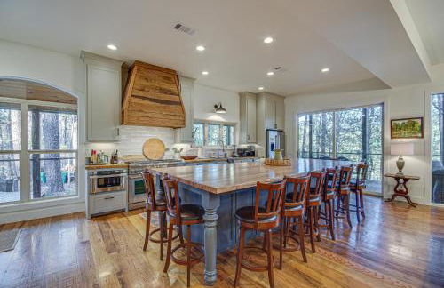 Waterfront Terry Home with 3 Decks and Hot Tub! - Foto 8