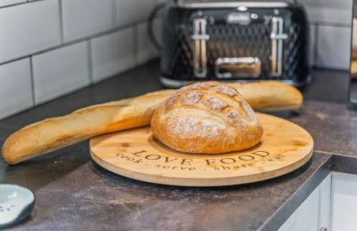 Stylish 4Bed Executive Stay WiFi and Parking - Photo 22