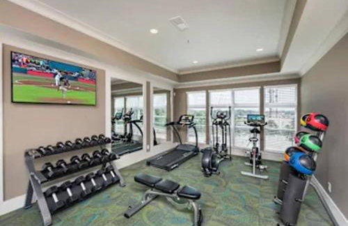 Chic 2BR King Bed Balcony Krog Market Steps to Beltline - Foto 26