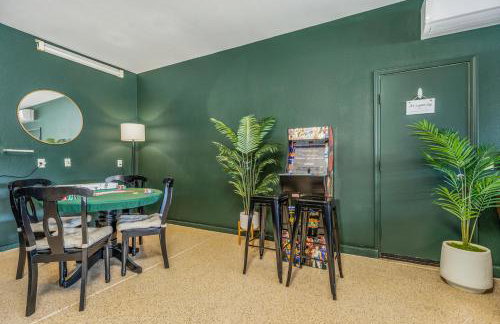 GAMEROOM, King Beds, Movie Projector, Heated Saltwater Pool, Golf and Games! - Foto 9