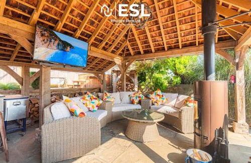 Charming Cottage 3-Bedrooms Sleeps 8 & Hot Tub - Photo 5