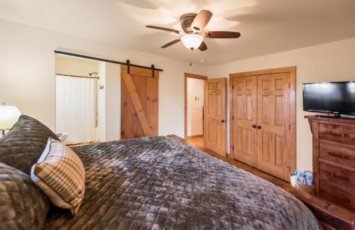 Stone's Throw Bungalow-- Hot Tub, Modern & Updated, Sleeps 2 - Foto 44