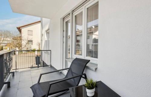 Prime Host Balcony Apartment - Photo 17