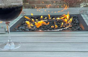 Modern, chic 3-storey town house - Photo 1