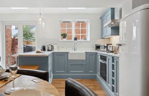 2-Bedroom Stylish & Gorgeous, Cosy Westgate Cottage Retreat, Central Winchester, Free On-Street Parking Permit, with Garden, Close to Cathedral - Sleeps 6, Pets are Welcome - by Blue Puffin Stays - Foto 6